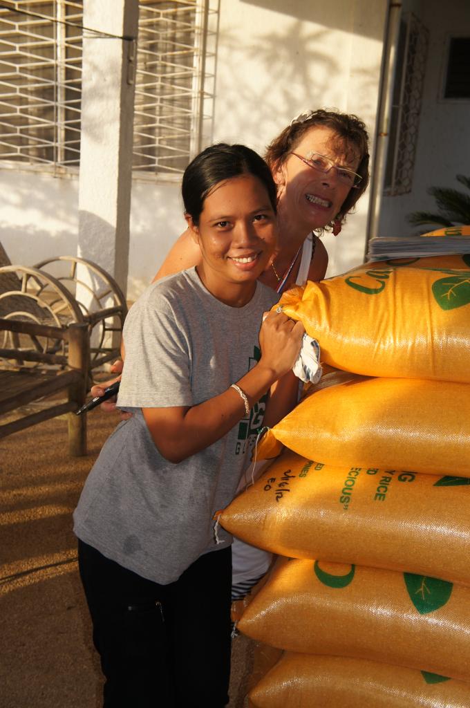 Joyce , Meilshei Mother recevant son sac de riz