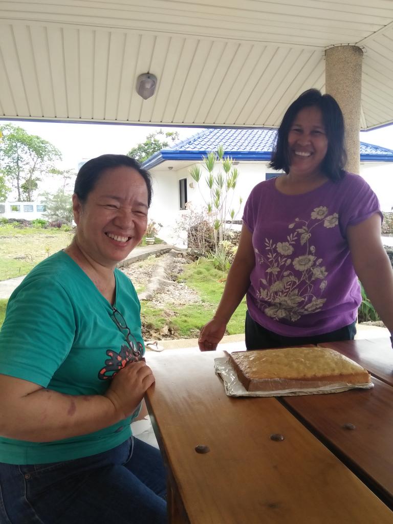 Gateau à la banane offert par Léa et la professeure de cuisine Pangangan