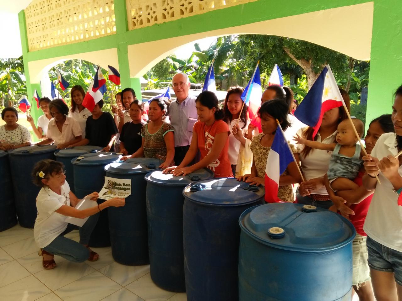 distribution des 20 barils à Mandahog avec les jeunes de Looc