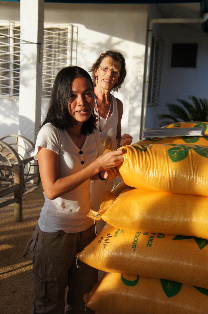 Ailène soeur de Juliet venue récupérer le sac de riz de Roy