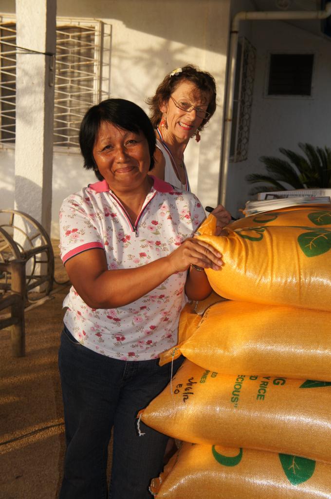 Grand mère de Joseph recevant le sac de riz