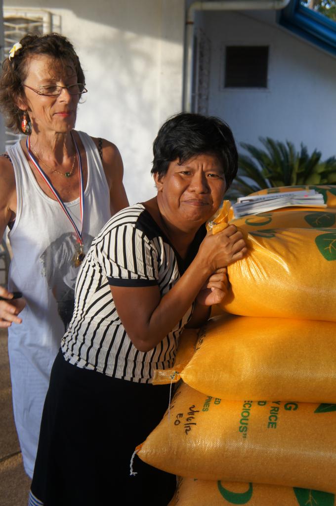 Maman de Marvin et Makael avec son sac de riz