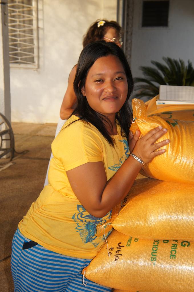 Janice mother Althéa Maé recevant son sac de riz