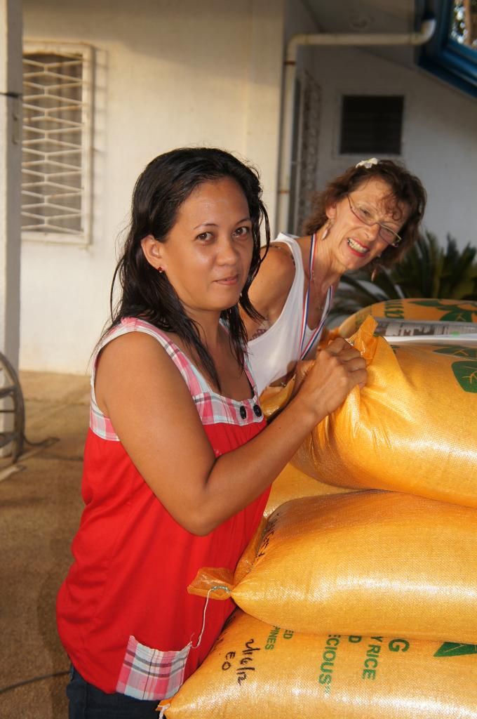 Eljon mother recevant son sac de riz