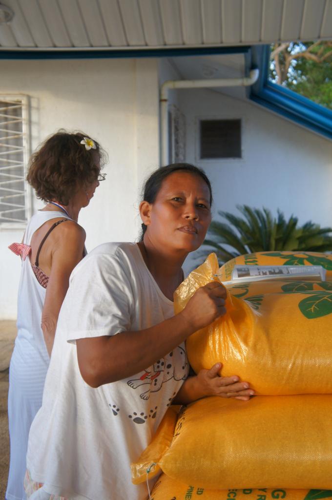 Clint Steven Mother recevant le sac de riz