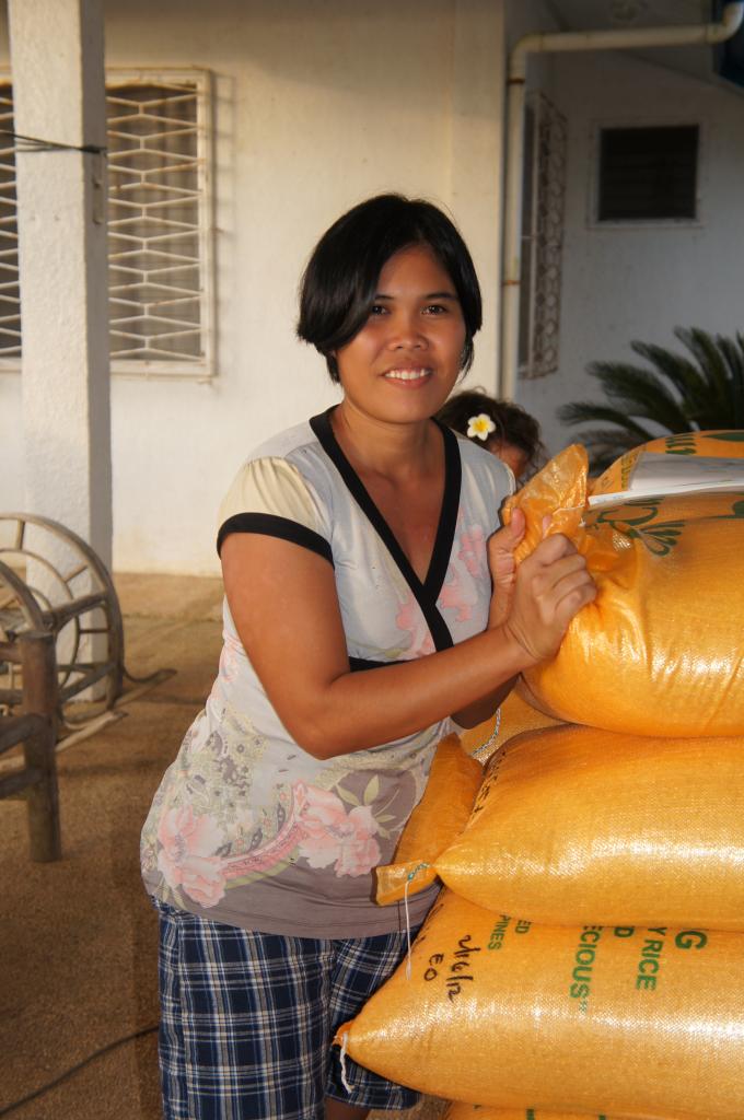 Mary Joy mother recevant le sac de riz