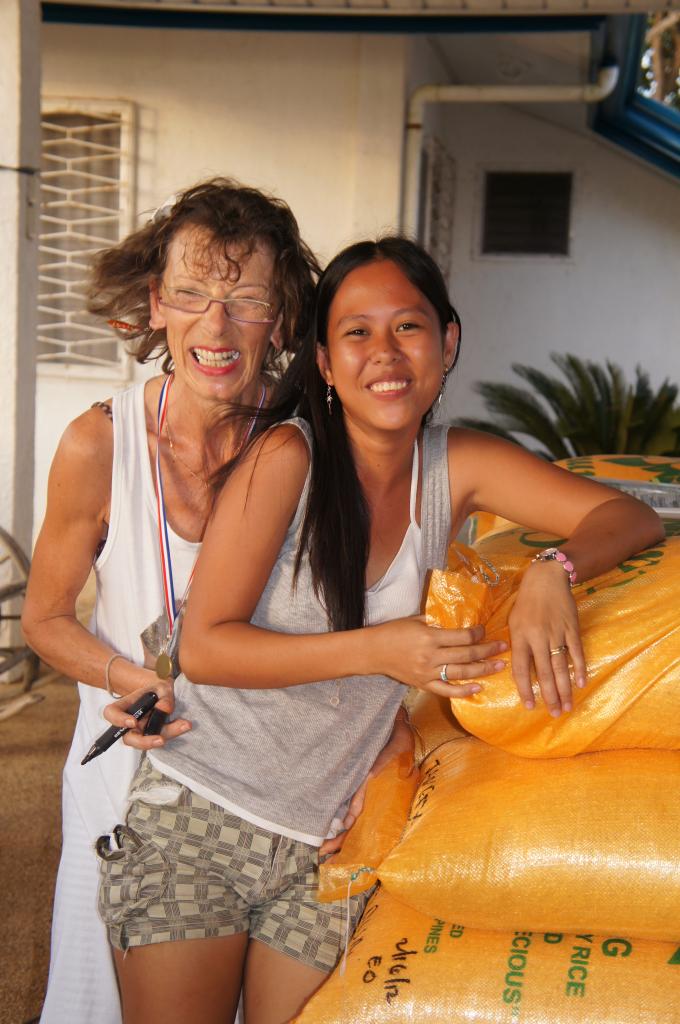 Michèle maman de DM Feel Denver recevant le sac de riz