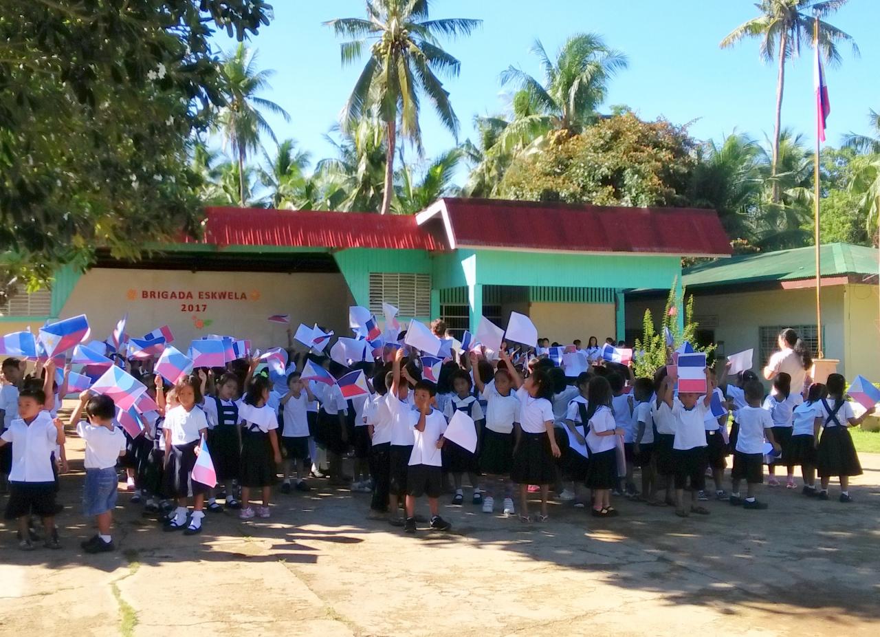 Arrivée Elementary school sous les couleurs du drapeau français (11)