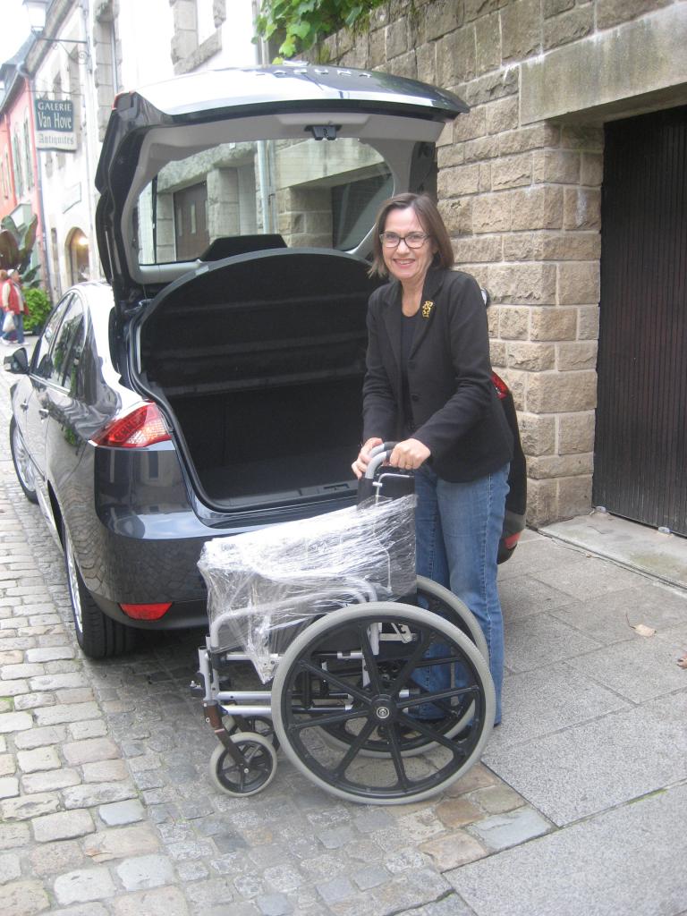 Annie charge le fauteuil roulant pour les Philippines