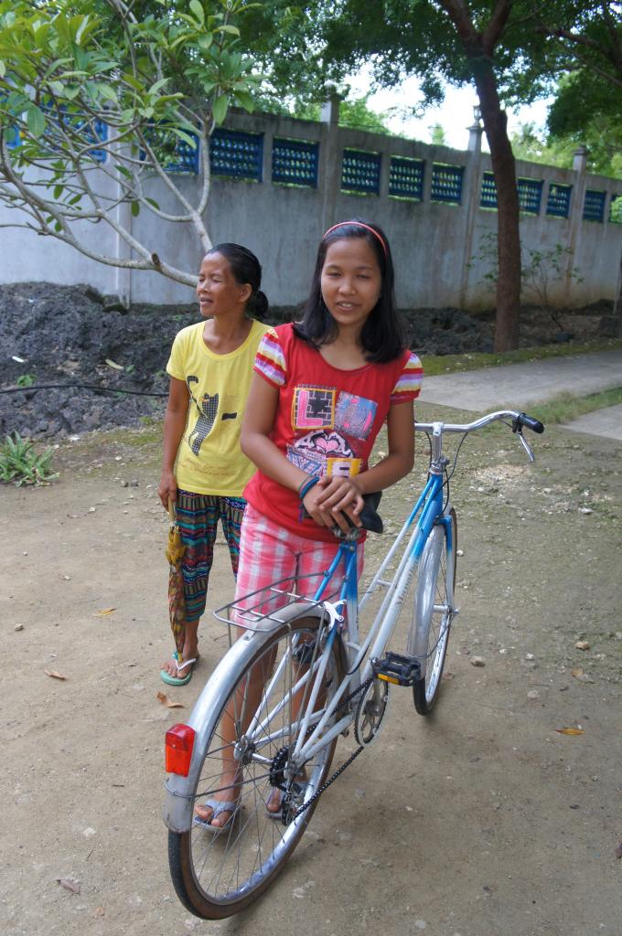 Maria Luz et sa maman...et son vélo..