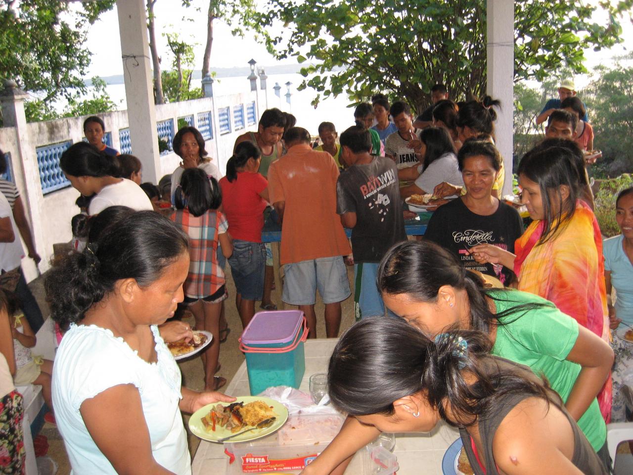 Et la distribution se termine par un repas préparé par les parents...