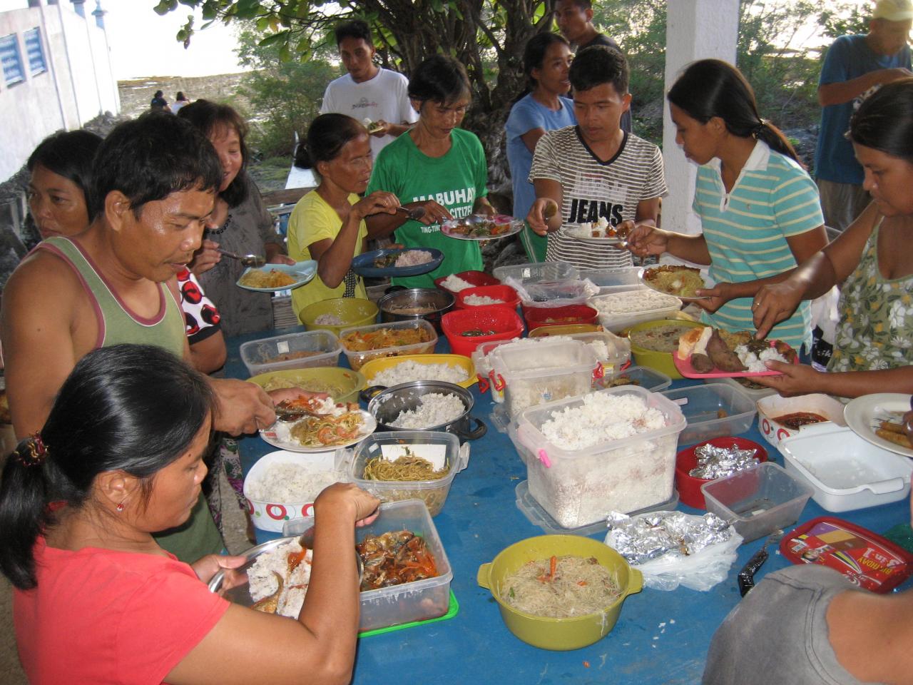 Et la distribution se termine par un repas préparé par les parents...