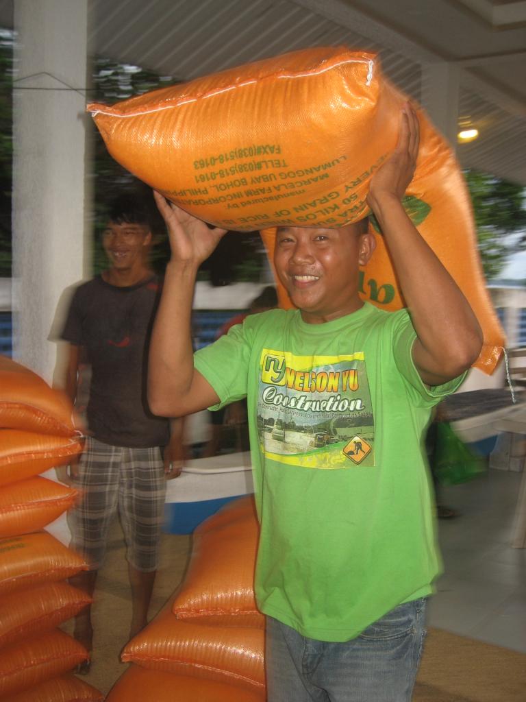 Les papas récupèrent les sacs de riz