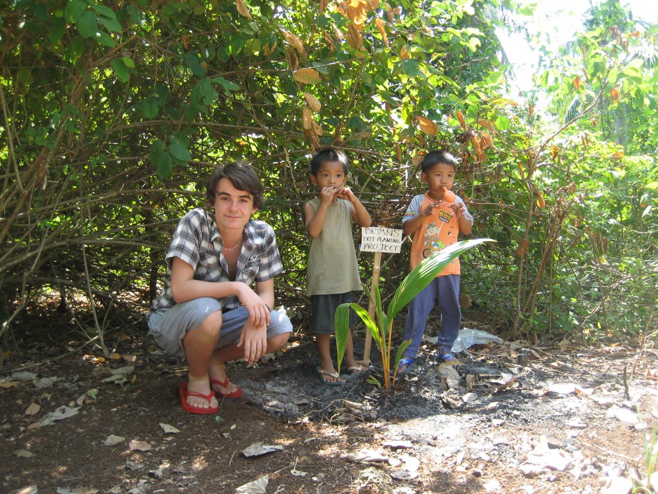 Gabriel ,Eneigo et Bryan devant leur arbre
