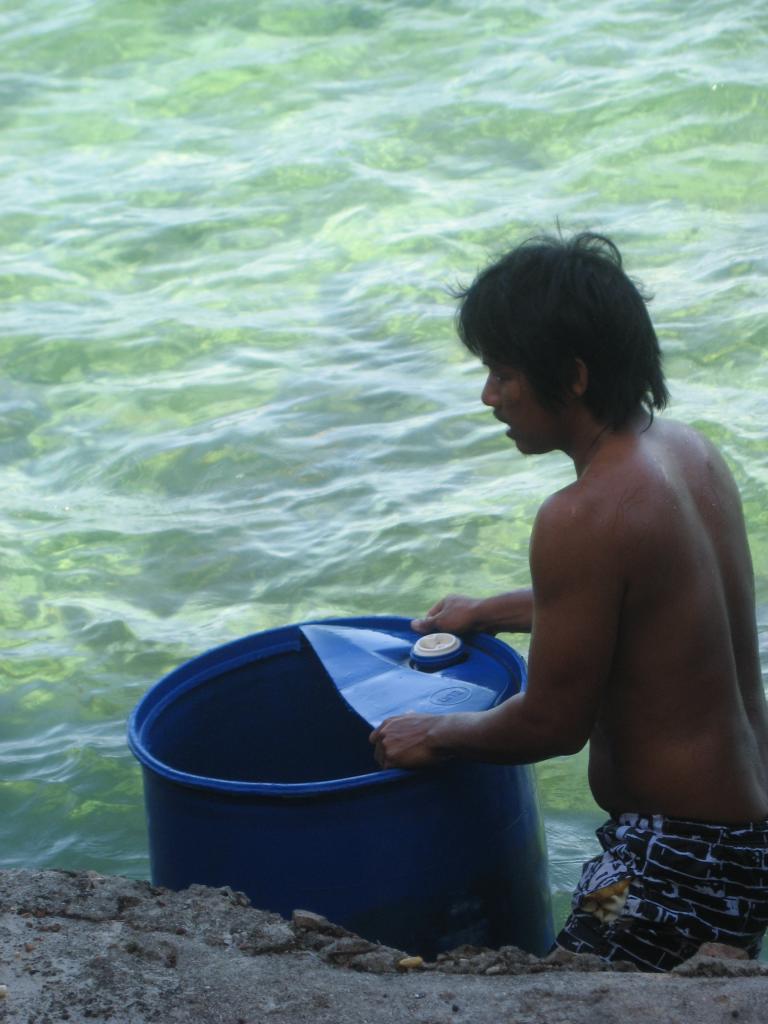 lavage des barils (eau de mer)