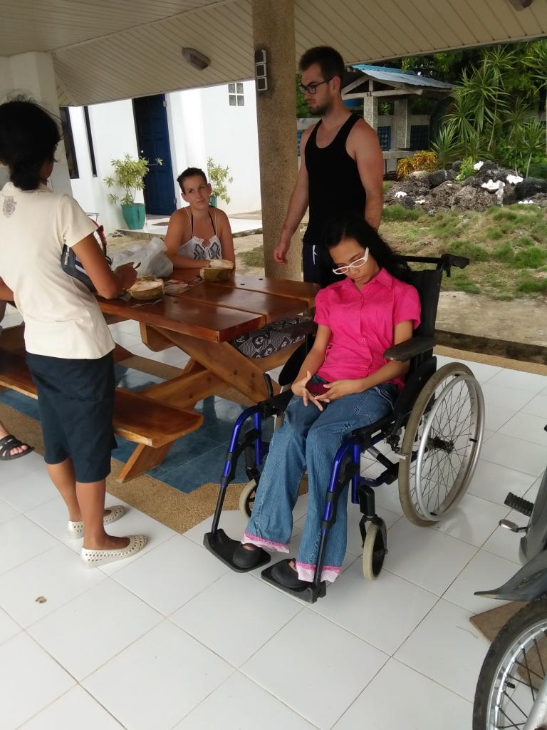 Laurelle en visite avec son fauteuil roulant