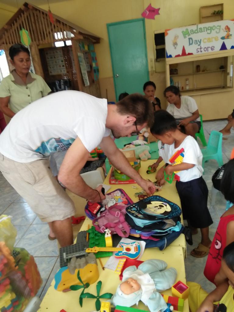 Distribution jouets éducatifs Day Care de Mandahog