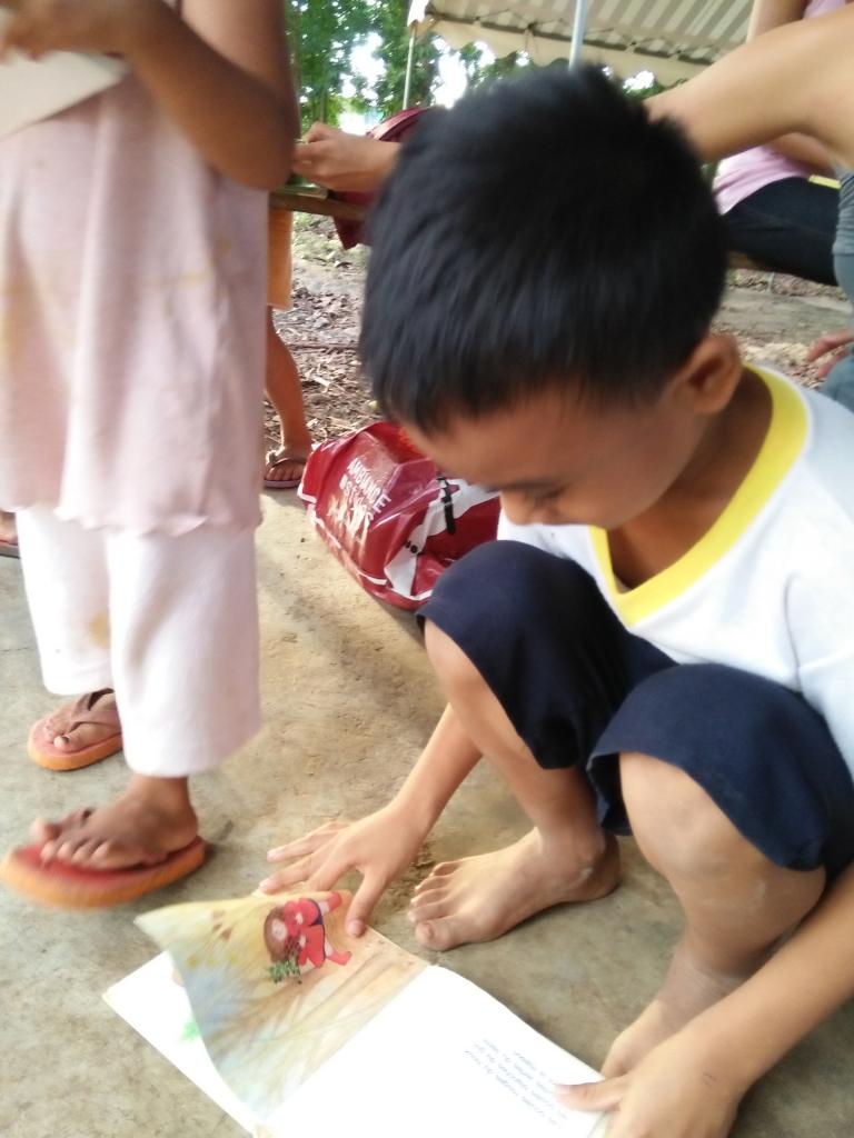 Distribution de livres dans le village