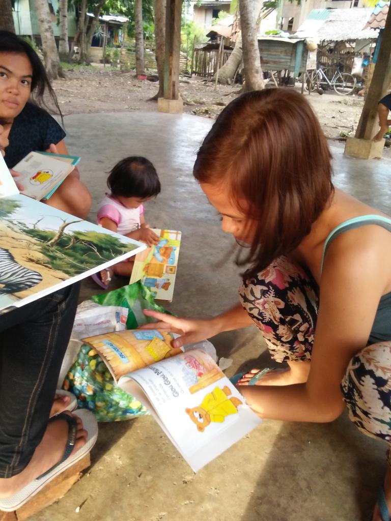 Distribution de livres dans le village