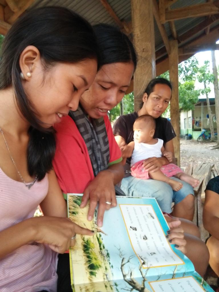 Distribution de livres dans le village