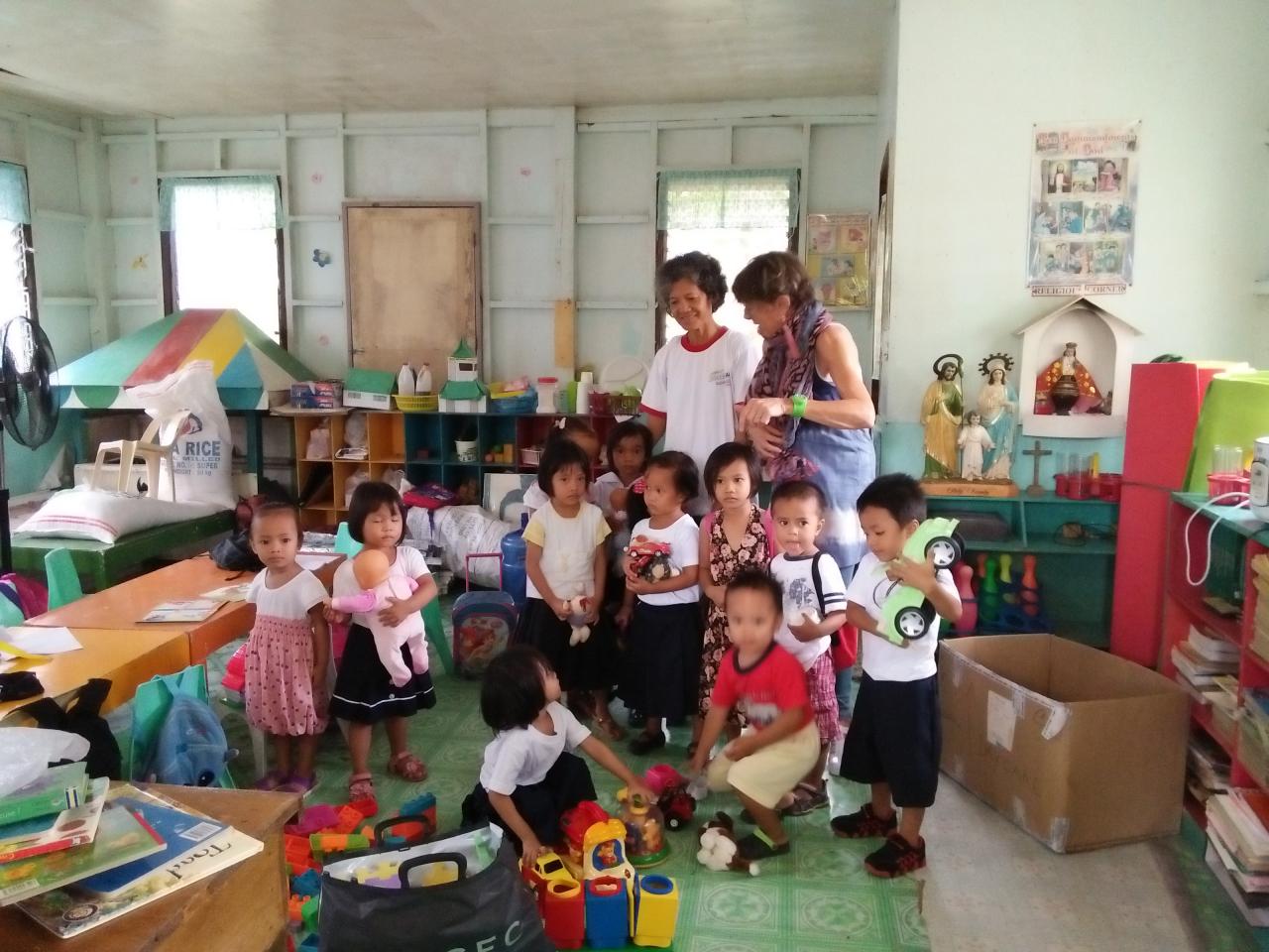 distribution du matériel scolaire au day care de Lawis