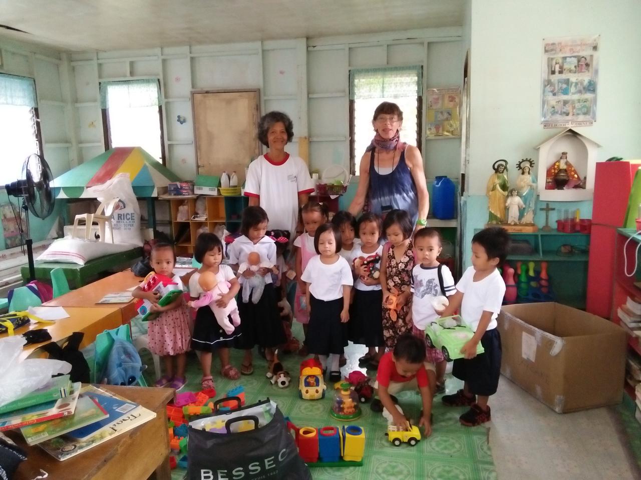 distribution du matériel scolaire au day care de Lawis