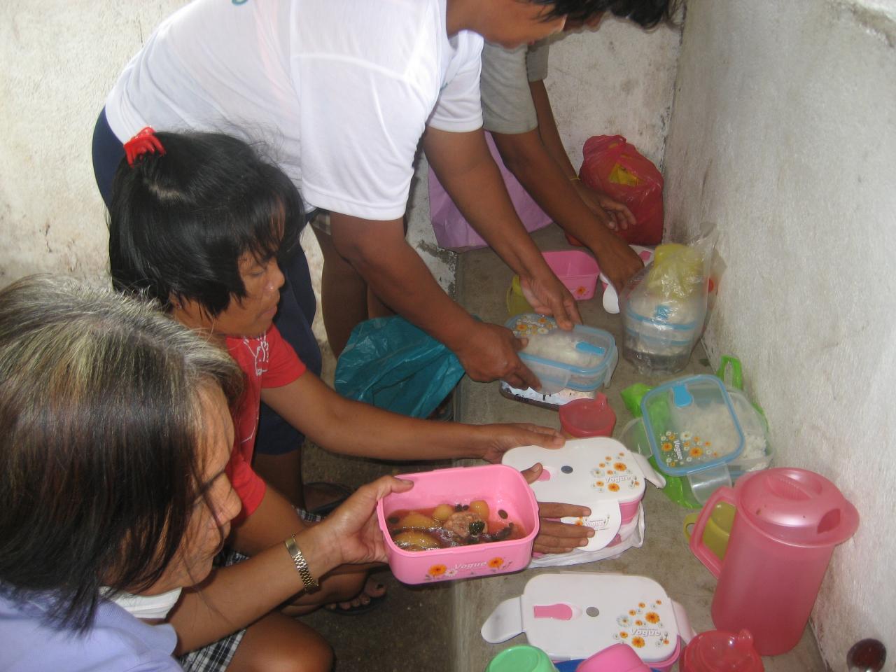 les familles ravis d'avoir un repas complet pour leur enfant