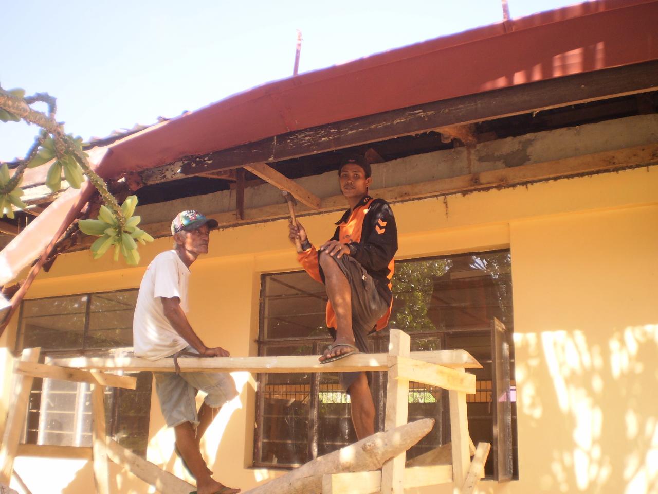 Joel et Ibong au travail