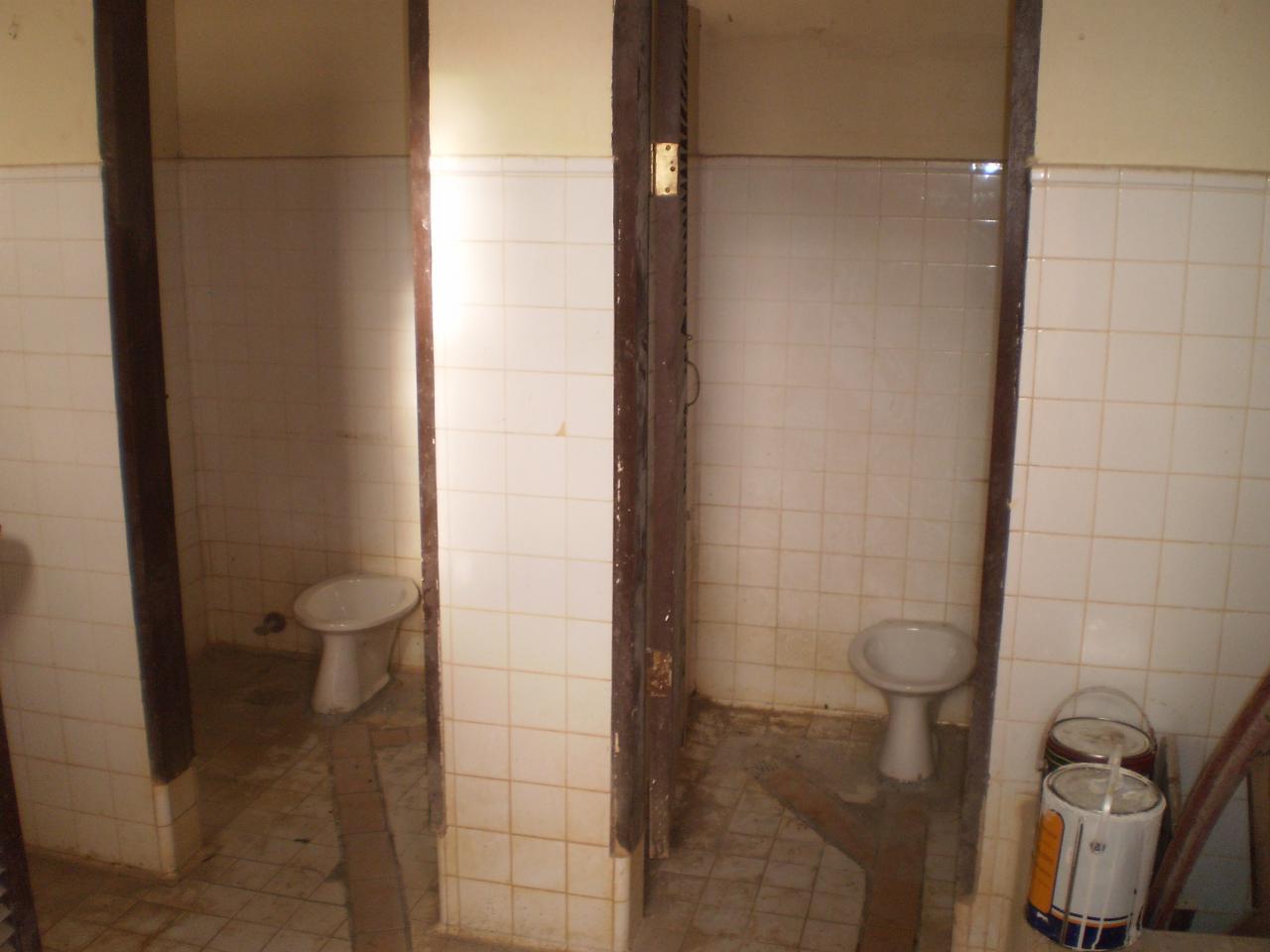 toilettes avant travaux (sans connections) Hisgh school