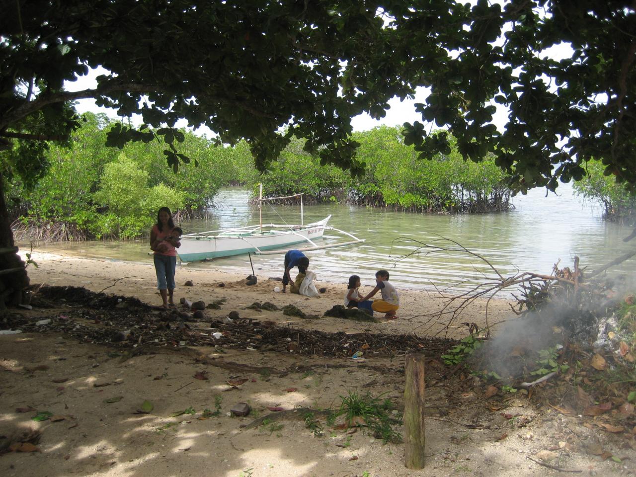 un papa charge du sable pour la cour!
